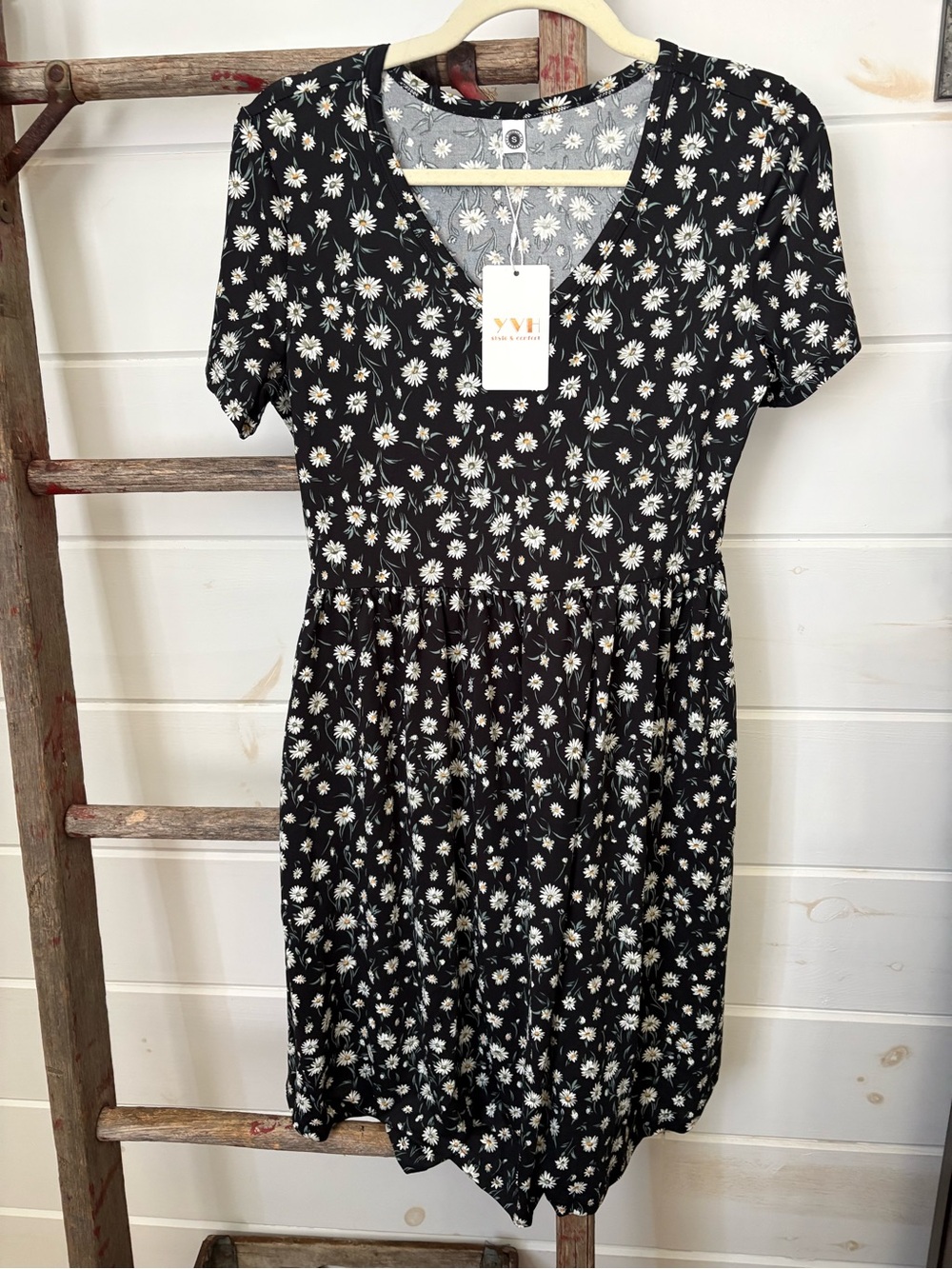 NWT Black Daisy V-Neck Short Sleeve Mini Dress From YVH